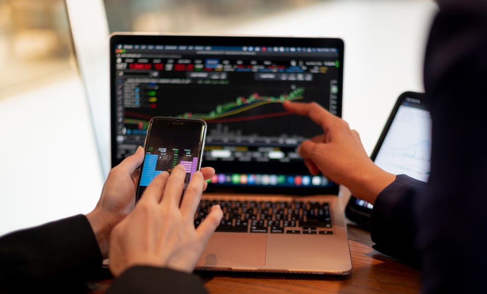 TwoBusinessInvestorTradingOrStockBrokersHavingAPlanning