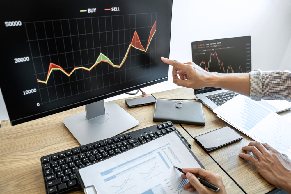 BusinessTeamInvestmentWorkingWithComputerPlanningAndAnalyzingGraph