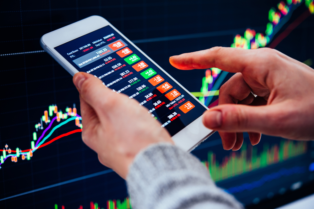 ATraderOrAFinancialAnalystCheckingTheRecentStock