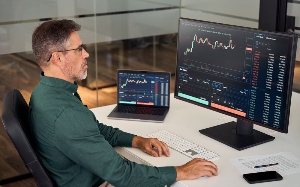 Busy,Middle,Aged,Older,Business,Man,Financial,Investor,,Stock,Trader